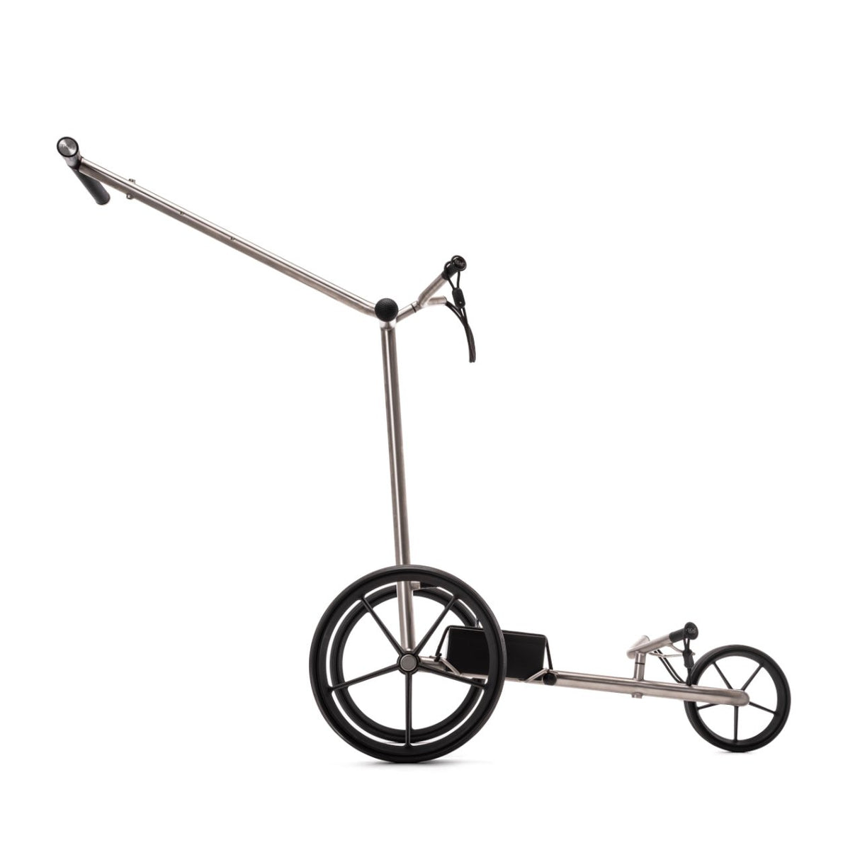 Elektro-Golftrolley TiCad Voyage 2025 mit großen GFK-Rädern und belederter Drehgriffsteuerung, silberner Rahmen.