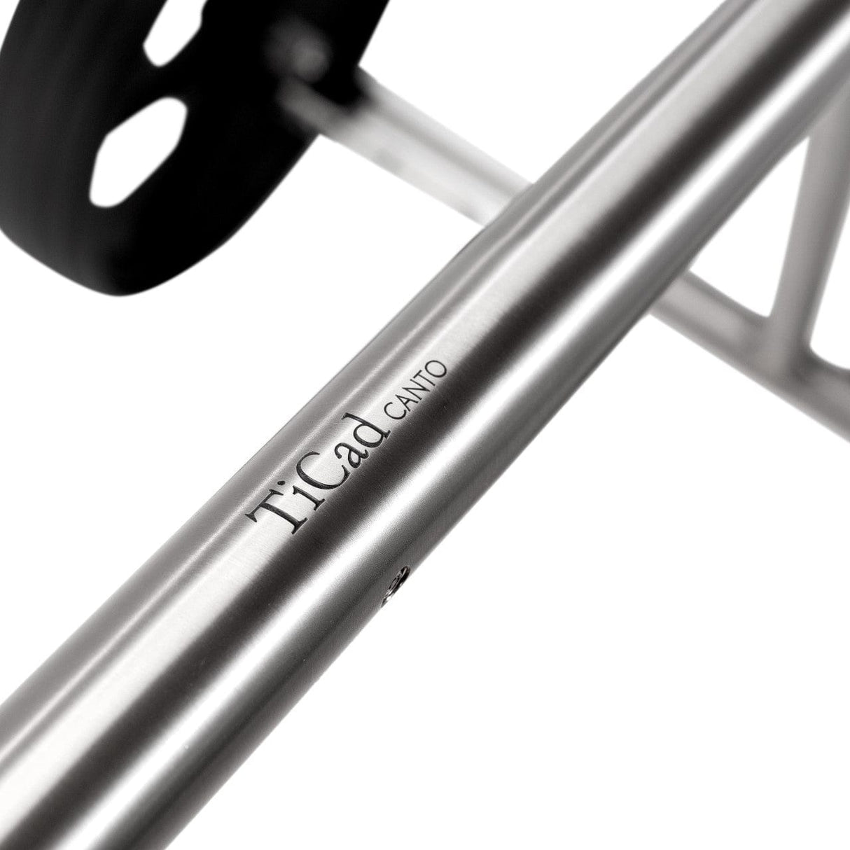 Detailaufnahme des glänzenden silbernen Rahmens mit TiCad Canto Gravur.