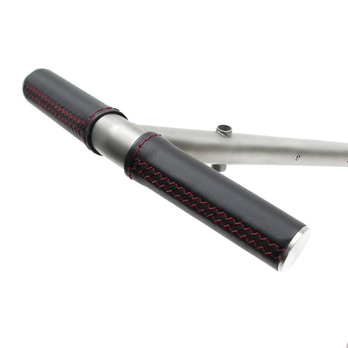 Schwarzer Ledergriff mit roten Nähten und silbernem Metallrahmen eines TiCad Canto Golftrolleys.