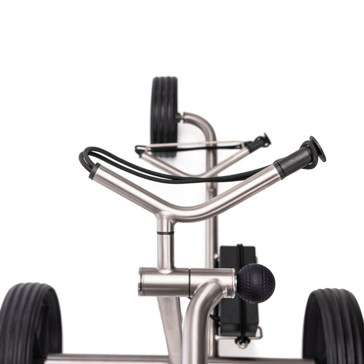 TiCad Voyage Elektro-Golftrolley Rahmen aus Metall mit GFK-Rädern und belederter Drehgriffsteuerung.