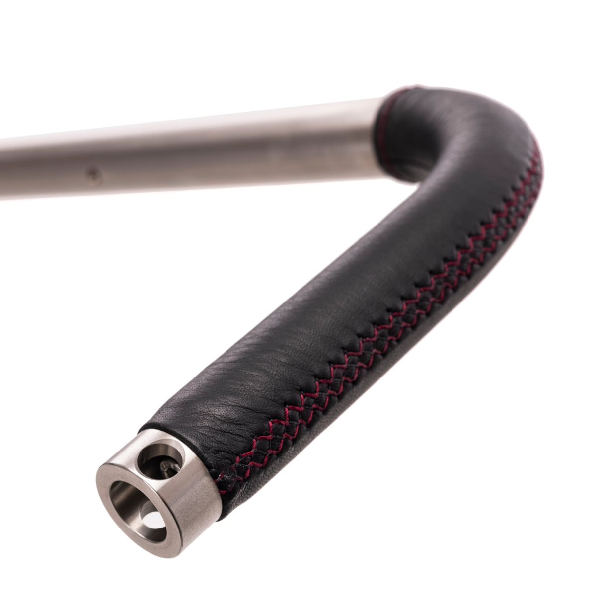 Schwarzer Golftrolley-Griff mit roter Naht und silbernem Metallabschluss.