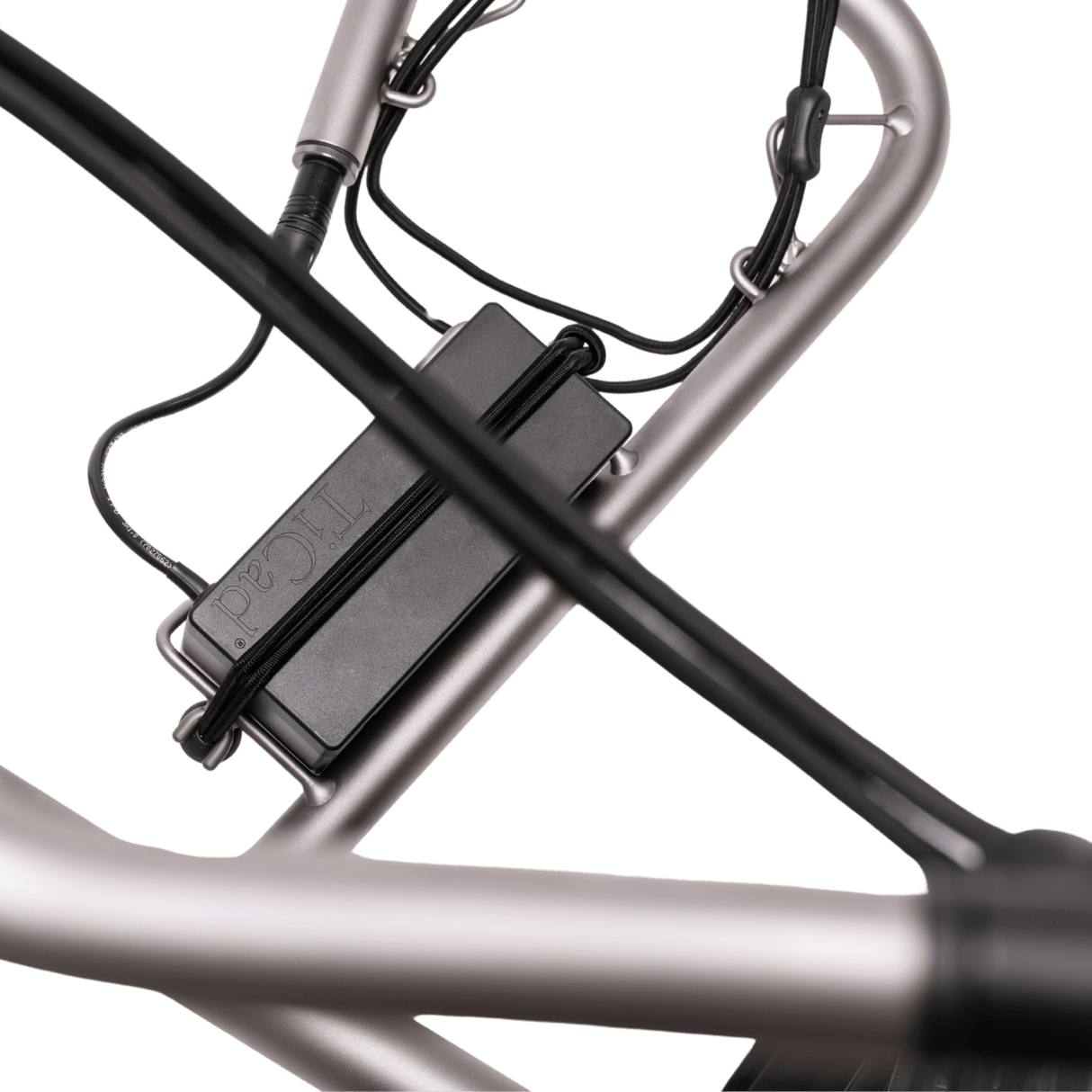 Elektro-Golftrolley TiCad Tango mit silbernem Metallrahmen und schwarzer Batteriehalterung, GFK-Räder sichtbar.