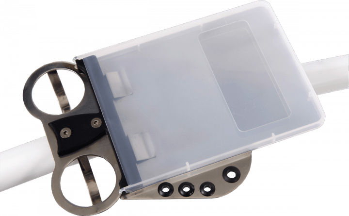 Edelstahl Golf Scorekartenhalter mit transparentem Kunststoffdeckel und Befestigungsclips.