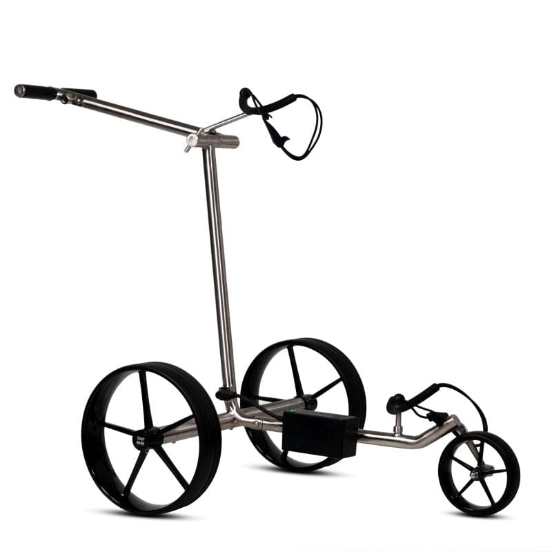 Elektro-Golftrolley aus gebürstetem Edelstahl mit drei schwarzen Rädern und verstellbarem Griff.