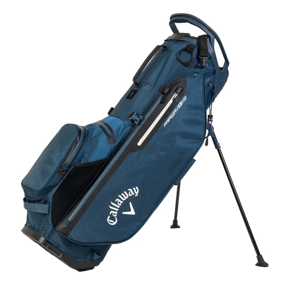 Marineblaues Callaway Fairway Plus HD Golfstandbag mit mehreren Reißverschlusstaschen und praktischem Tragegriff.