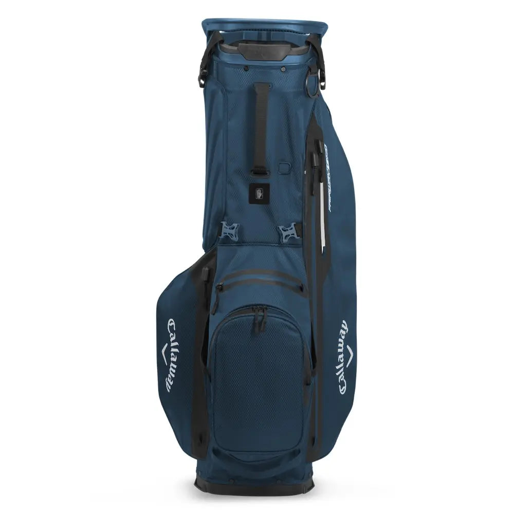 Marineblaues Callaway Fairway Plus HD Golf Standbag mit mehreren Reißverschlusstaschen und gepolstertem Tragegurt.