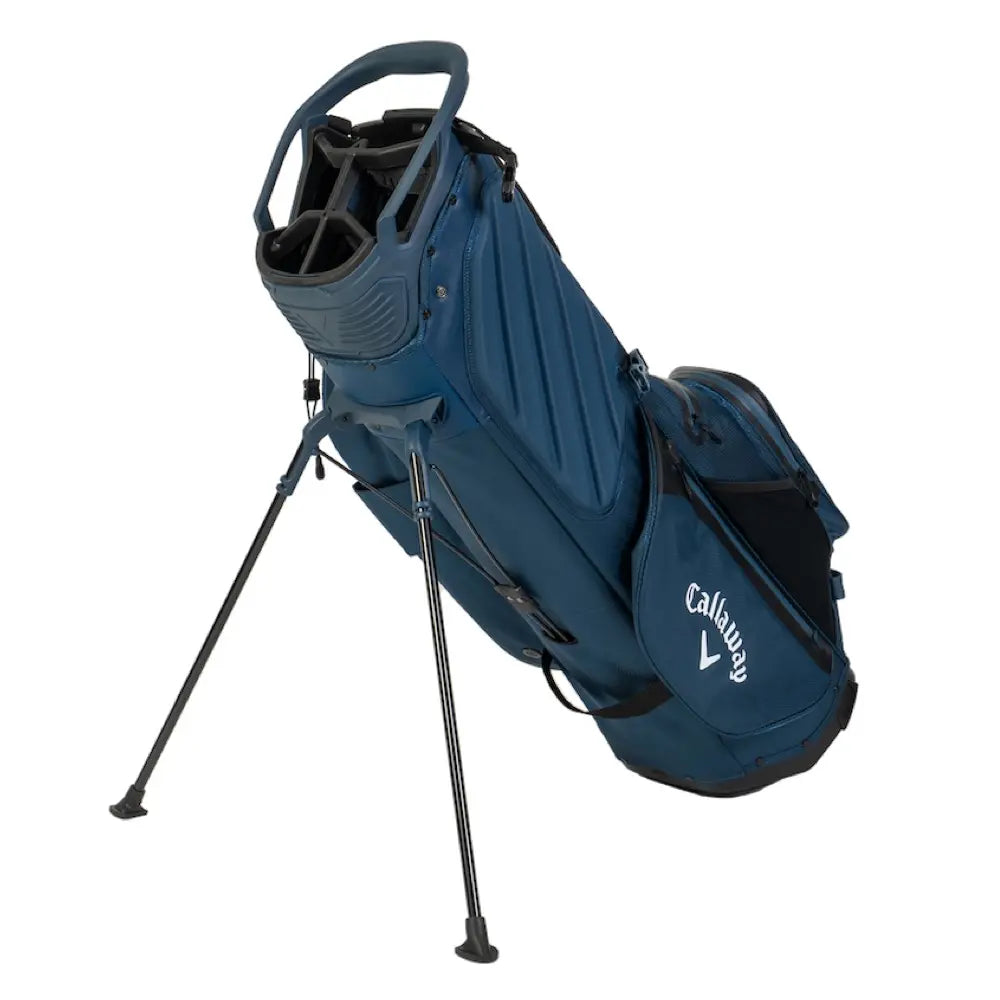 Marineblaues Callaway Fairway Plus HD Golfbag mit Standfunktion und mehreren Taschen.
