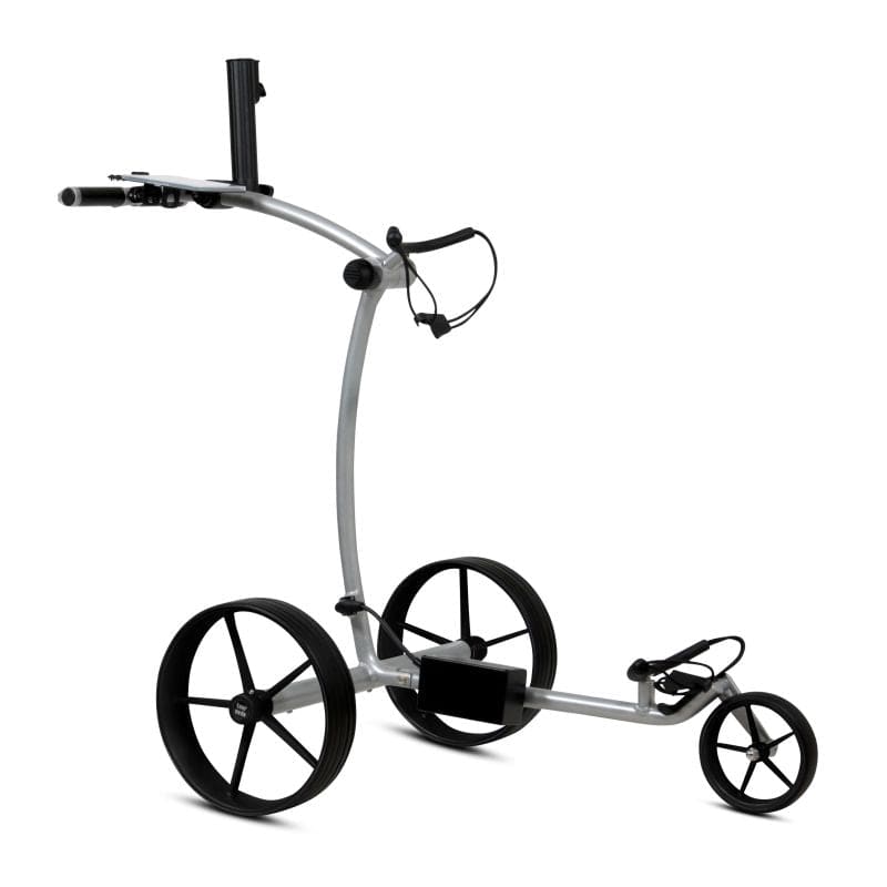 Silberner elektrischer Golftrolley mit drei großen schwarzen Rädern und gebogenem Griffbügel.