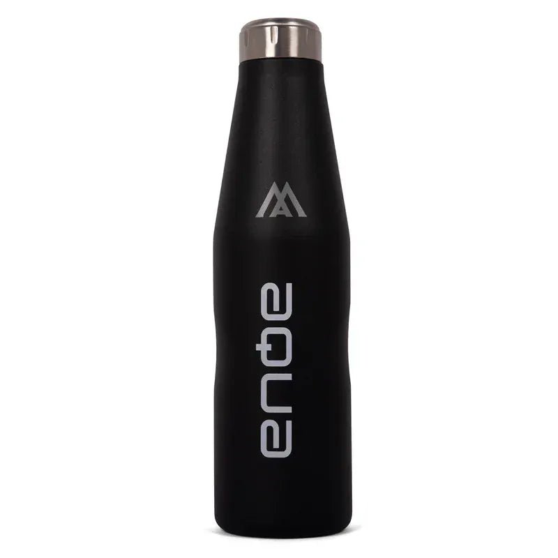 Schwarze Edelstahl-AQUA-Flasche mit silbernem Verschluss und weißem Logoprint.