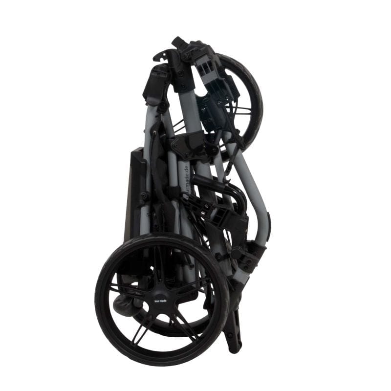 Kompakt gefalteter schwarzer Tour Made 140 Quickfold Push Golftrolley mit drei Rädern und Rahmenklammern.