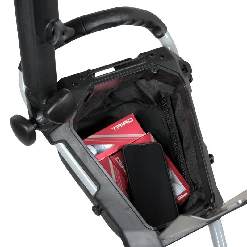 Schwarzer Golf-Trolley mit Dreirad-Design und integriertem Ablagefach mit rotem Zubehör.