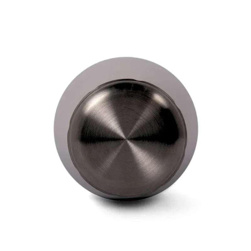 Rundliche Edelstahldeckelspitze der Flasche in kühlem Grau mit Metallglanz.