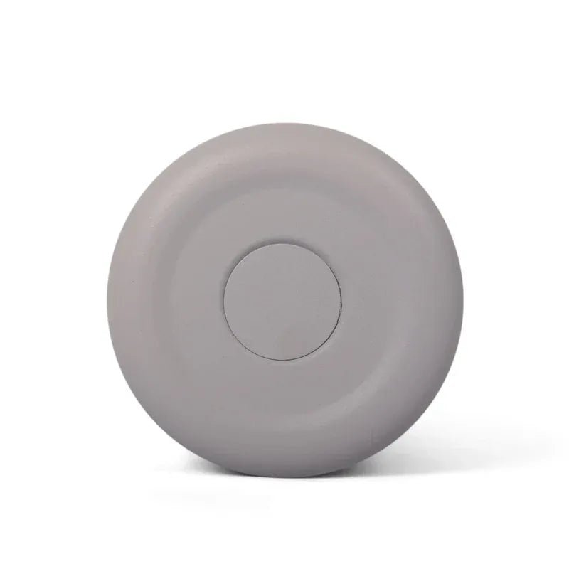 Runde Edelstahlflasche in Coolgrey mit mittig platziertem Verschlussdeckel.