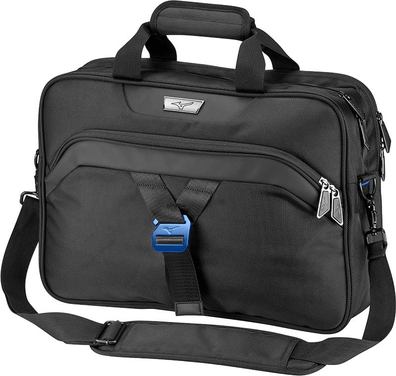 Schwarze Mizuno Aktentasche mit kurzem Griff, Schulterriemen und blauer Schnalle vorne.