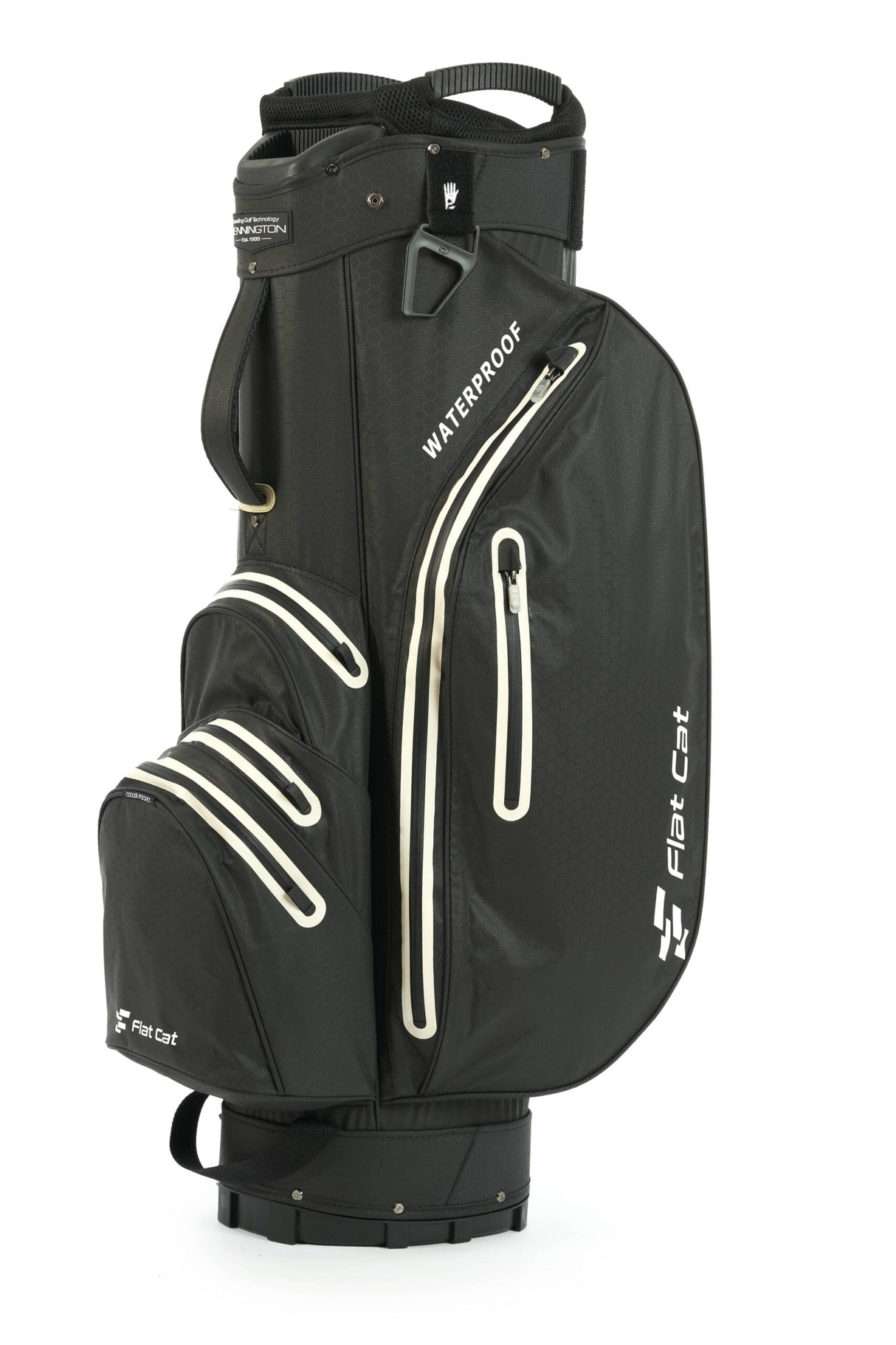 Schwarzer Flat Cat Dry Fit Cartbag mit mehreren Reißverschlusstaschen und weißem Flat Cat Logo.