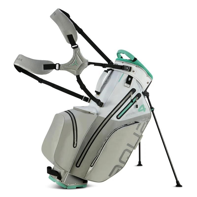 Golfstandbag in Grau-Silber mit mehreren Reißverschlusstaschen und grünem Griff.