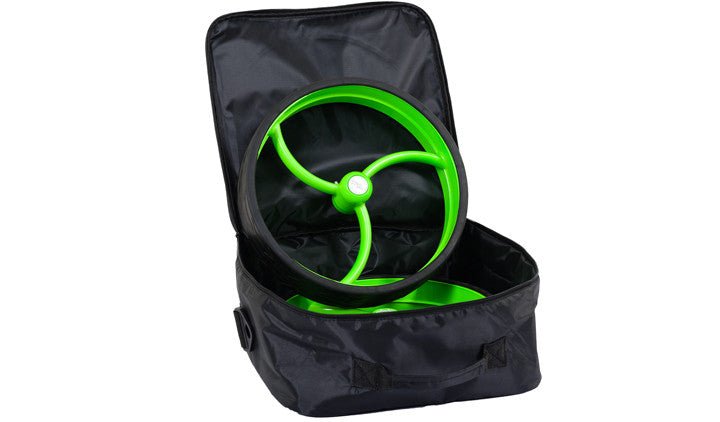 Schwarze Reisetasche mit grünem Leisure Golf Hinterrad und drei Speichen, geöffnet.