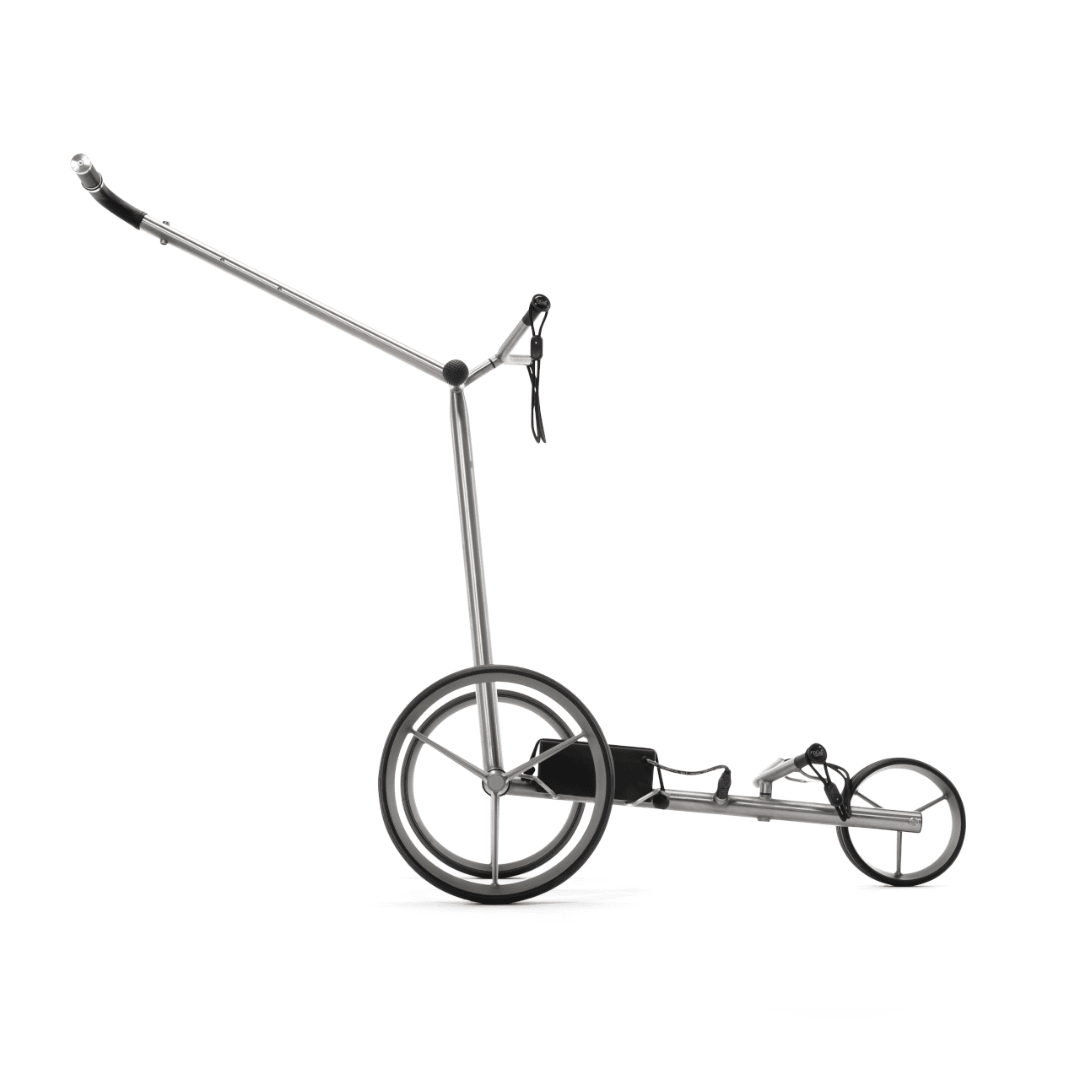 Schlanker TiCad Liberty Elektro Golftrolley mit großem Titanrad vorne und zwei kleinen Rädern hinten, silberner Rahmen.