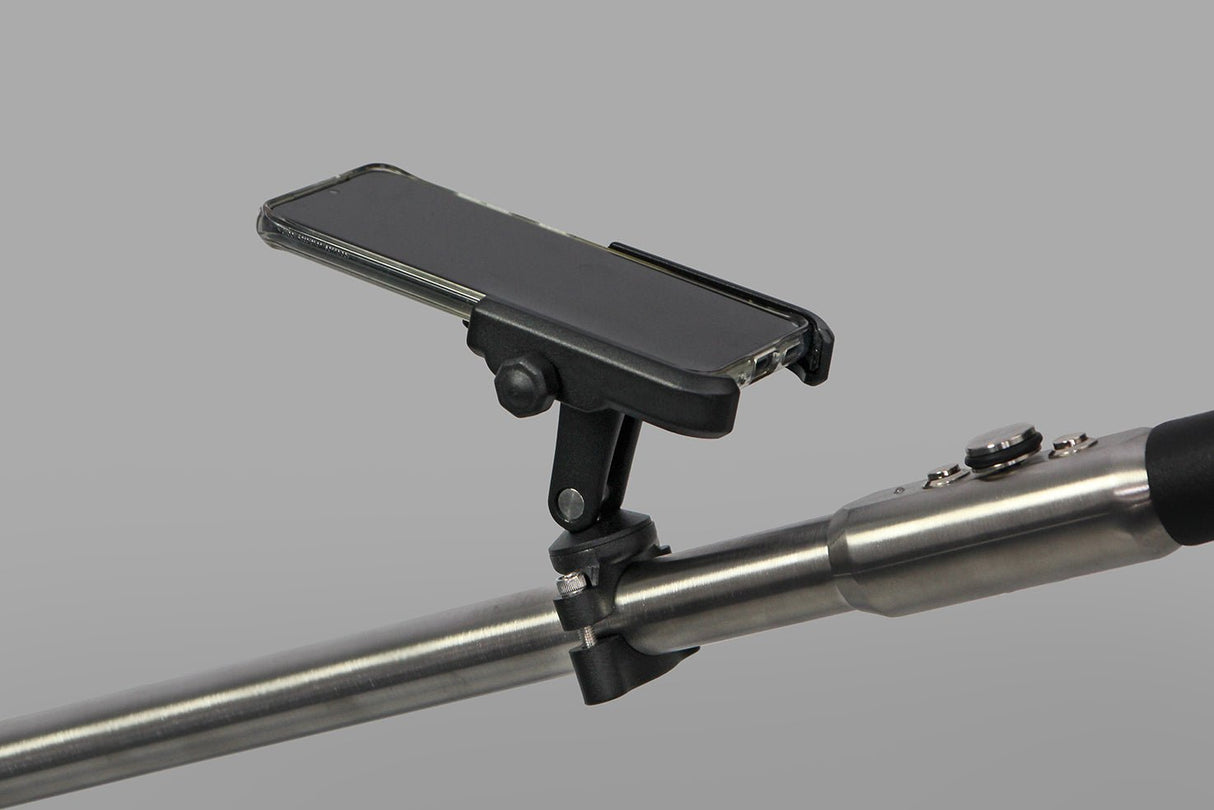 Schwarze Metall-Handyhalterung von PG-Powergolf am Trolley-Griff befestigt.