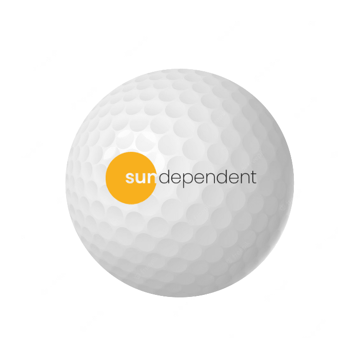 Weißer Dixon Wind Golfball mit orange-schwarzem Sundependent-Logo, strukturierte Oberfläche.