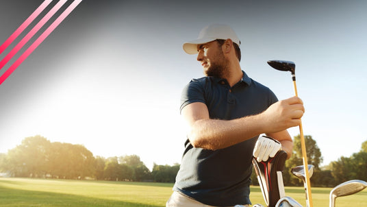Mann auf dem Golfplatz mit weißer Kappe und Golfhandschuh greift nach einem Golfschläger aus seiner Tasche bei Sonnenuntergang.
