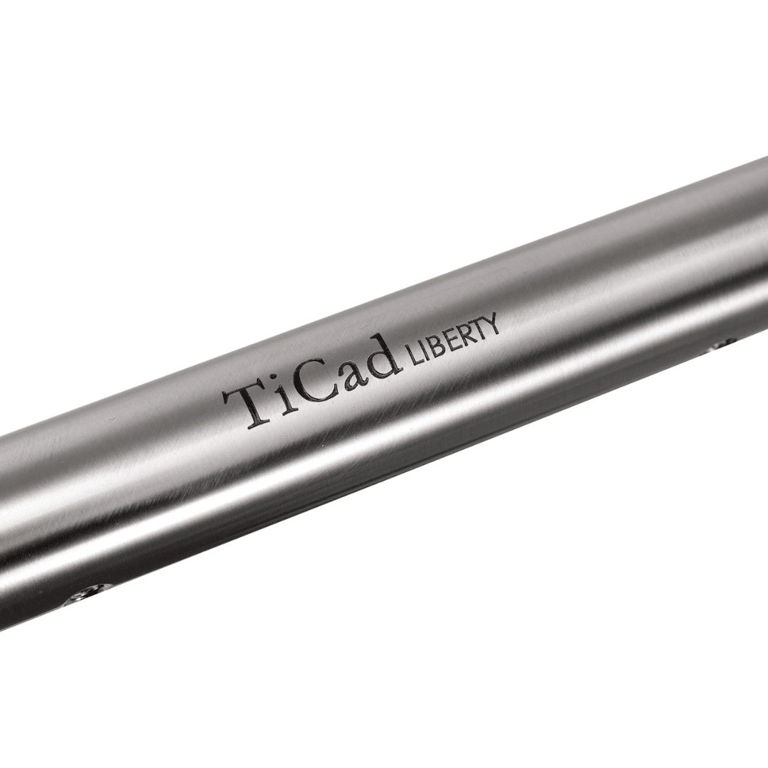 Silberner TiCad Liberty Golftrolley-Rahmen mit schwarzer Gravur auf weißem Hintergrund.