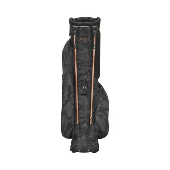 Schwarzes Mizuno BR-D3 25 Standbag mit Camouflage-Muster und kupferfarbenen Akzenten, stabilem Standfuß und Tragegriff.