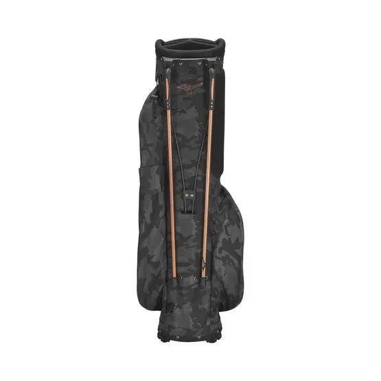 Schwarzes Mizuno BR-D3 25 Standbag mit Camouflage-Muster und kupferfarbenen Akzenten, stabilem Standfuß und Tragegriff.