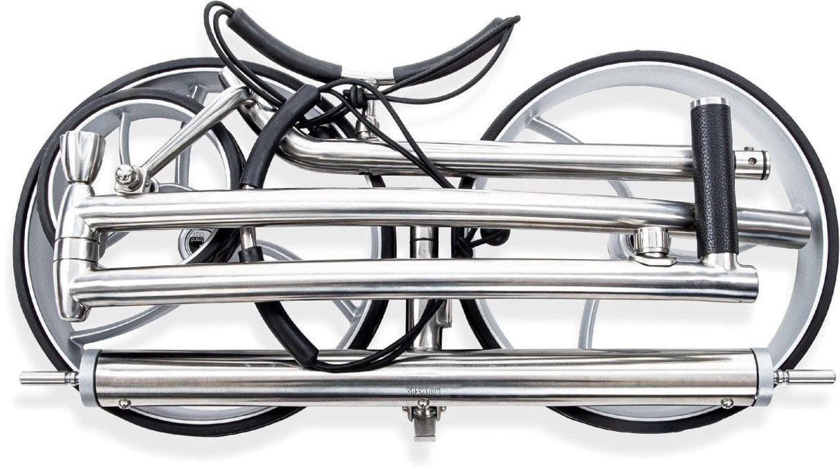 Klappbarer eleganter Golftrolley aus poliertem Edelstahl mit schwarzem Griff und zwei großen Rädern.
