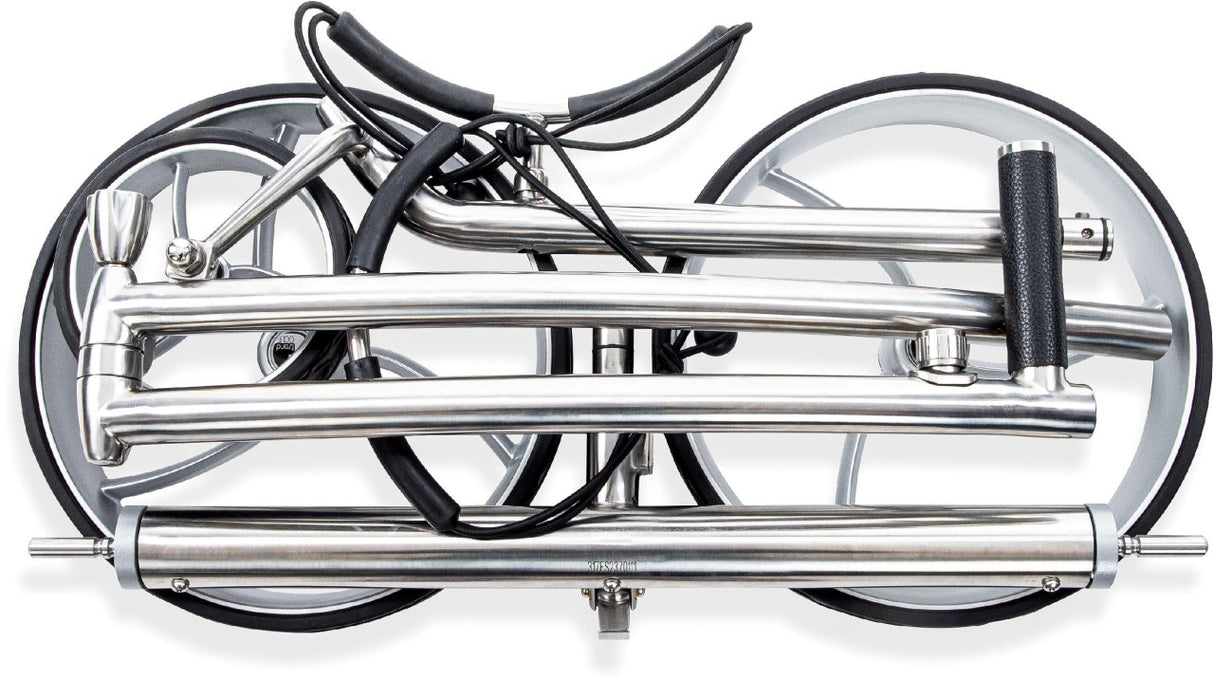 Klappbarer eleganter Golftrolley aus poliertem Edelstahl mit schwarzem Griff und zwei großen Rädern.