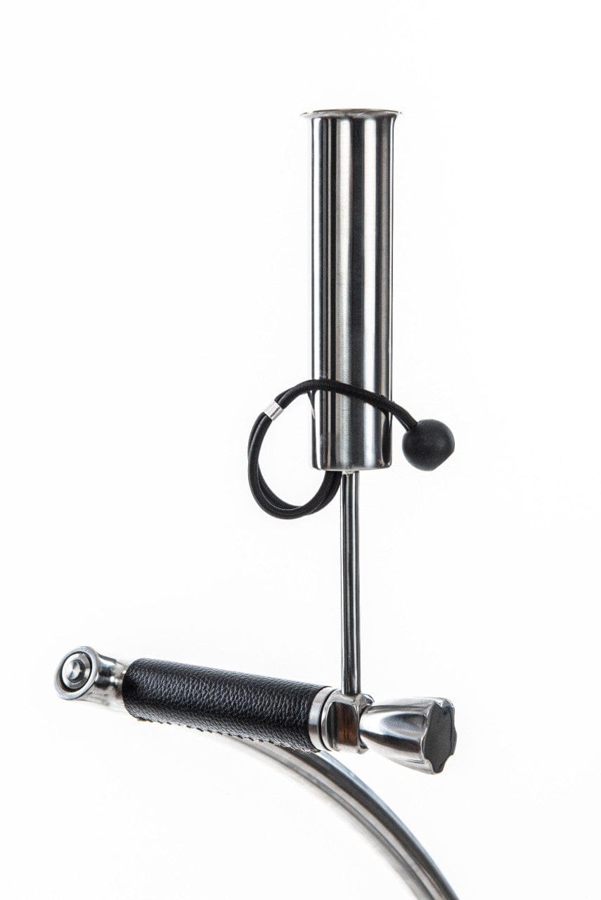 Trendgolf Walker Elektrotrolley Getränkehalter aus poliertem Edelstahl mit schwarzem Gummiring.