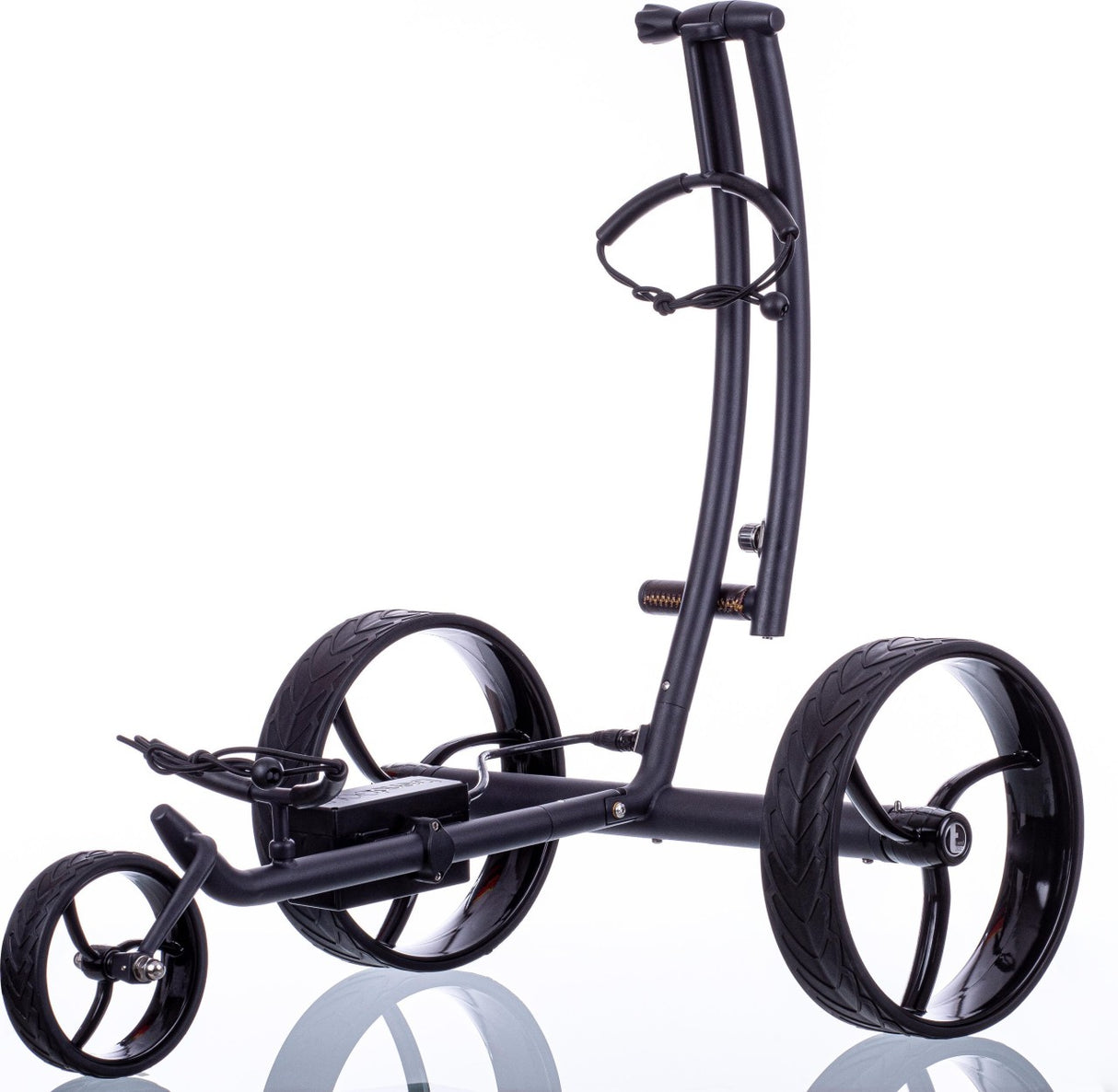 Schwarzer Elektrotrolley mit zwei großen Hinterrädern und einem kleinen Vorderrad, moderner Rahmen.