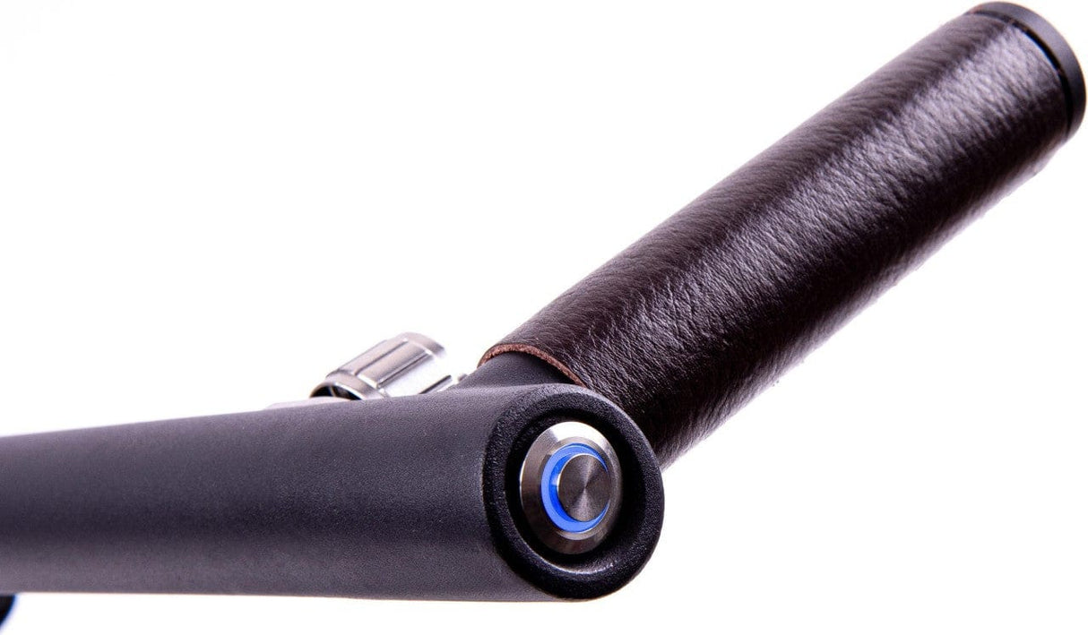 Elektrotrolley Griff mit schwarzem Polster und blauem Detail am Edelstahlknopf.