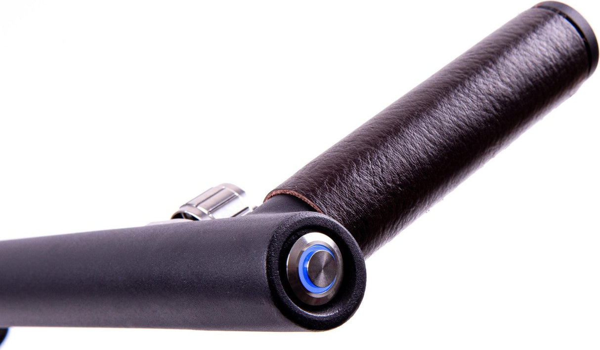 Elektrotrolley Griff mit schwarzem Polster und blauem Detail am Edelstahlknopf.