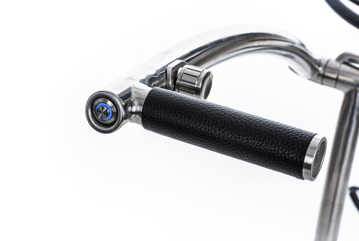 Schwarzer strukturierter Griff mit poliertem Edelstahlrahmen und verchromtem Verbindungsstück.