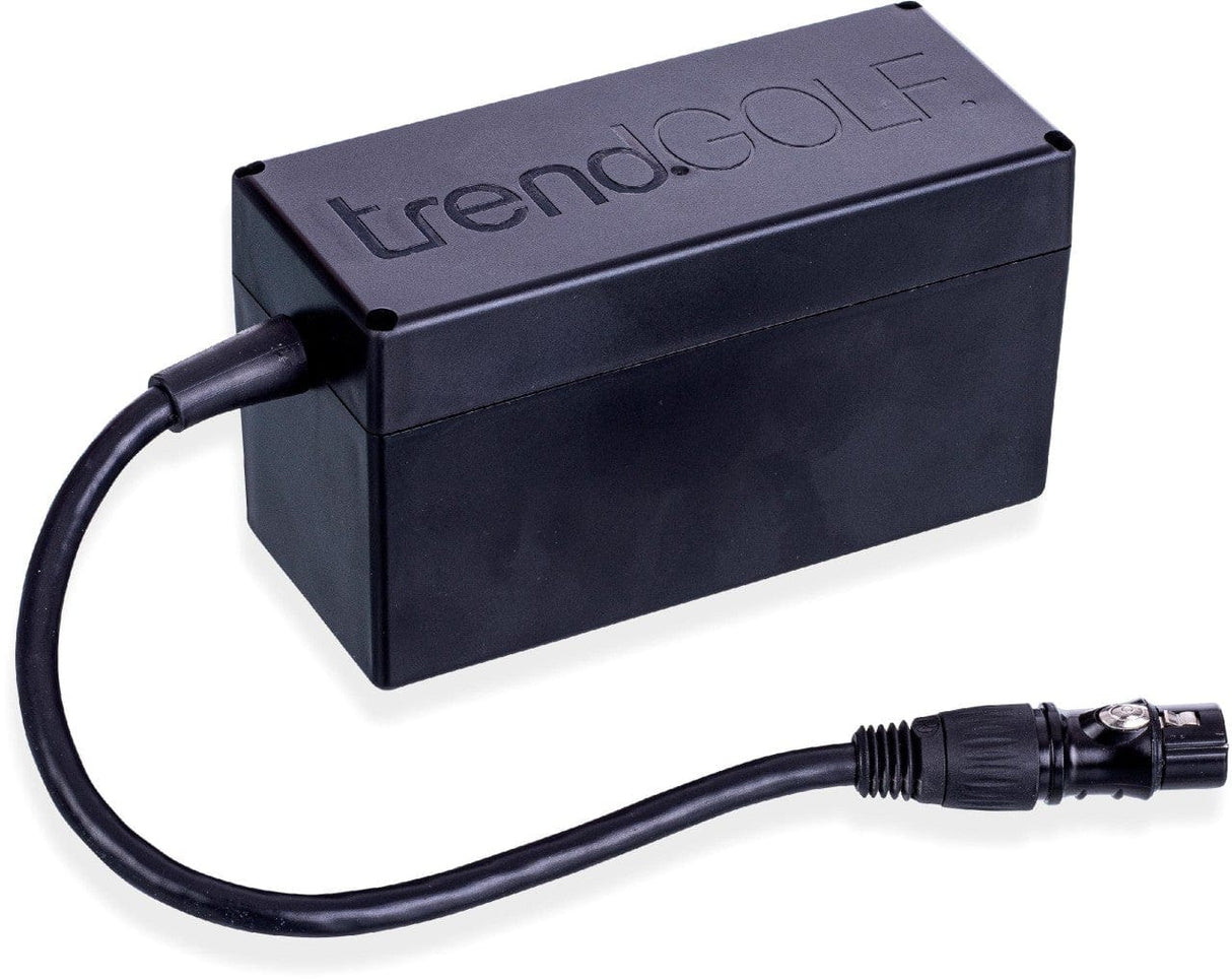 Schwarzer rechteckiger Akku mit Kabel und Stecker für Elektrotrolley, Trendgolf-Logo oben embossed.