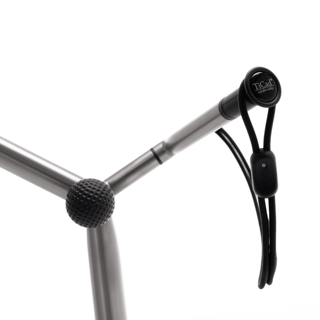 TiCad Liberty Elektro Golftrolley Griff mit integriertem Hebel und speziellem Kugelgelenk in silbernem Metallrahmen.