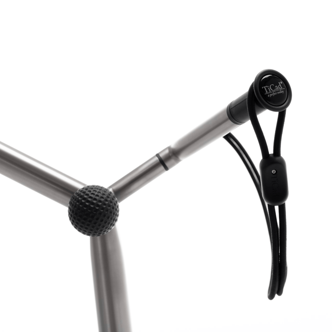 TiCad Liberty Elektro Golftrolley Griff mit integriertem Hebel und speziellem Kugelgelenk in silbernem Metallrahmen.