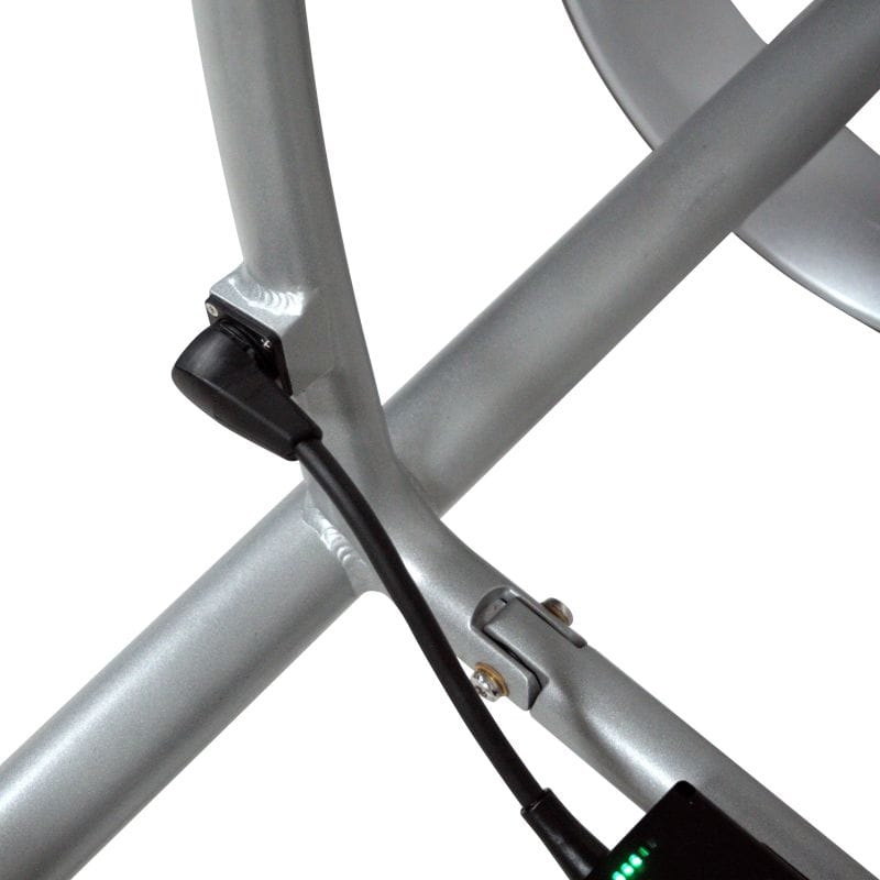 Silberner Rahmen mit schwarzem Kabel und Metallverbindern eines elektrischen Golftrolleys.