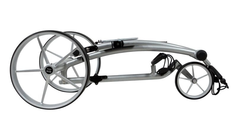 Silberner faltbarer elektrischer Golftrolley Tour Made RT-670S mit großem hinterem Rad und kleinem vorderem Rad.