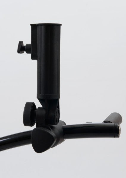 Schwarzer Kunststoff-Regenschirmhalter mit Schraubklemme an Golftrolley-Rohr angebracht.
