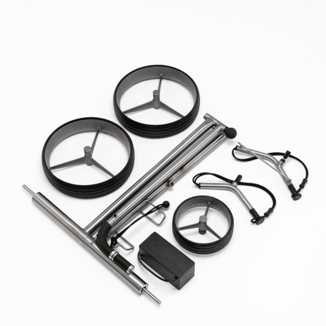 Zusammengebaute Einzelteile des TiCad Liberty Elektro Golftrolleys 2025 mit Titanrädern auf weißem Hintergrund.