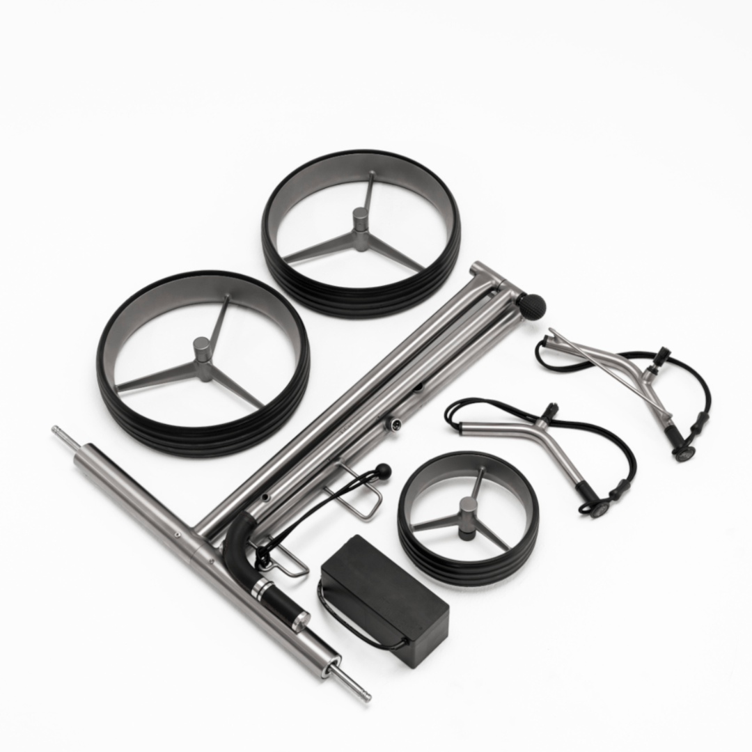 Zusammengebaute Einzelteile des TiCad Liberty Elektro Golftrolleys 2025 mit Titanrädern auf weißem Hintergrund.