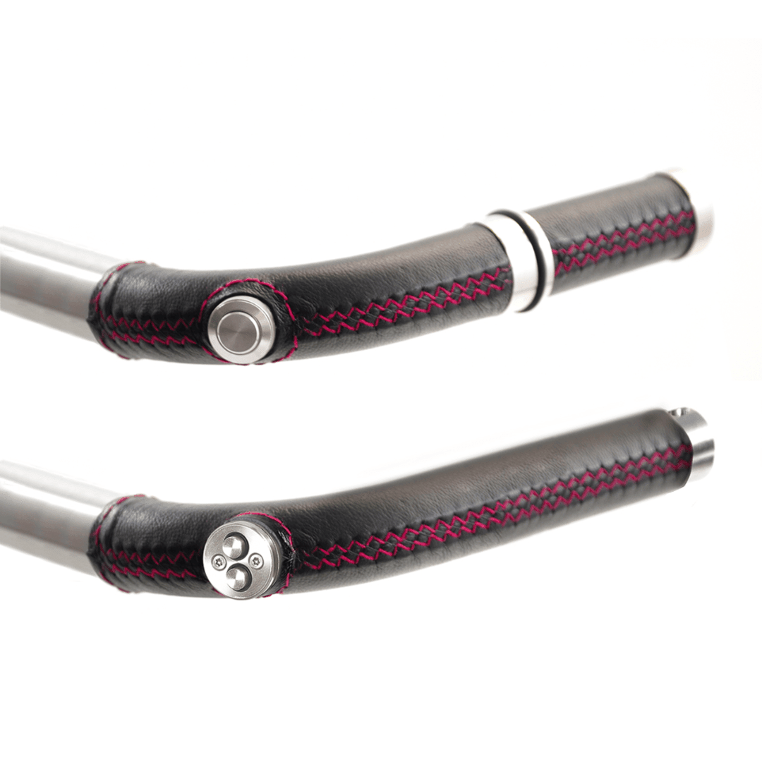 Elektro-Golftrolley-Lenker mit schwarzem Carbongriff und roten Ziernähten, Edelstahlknöpfe.