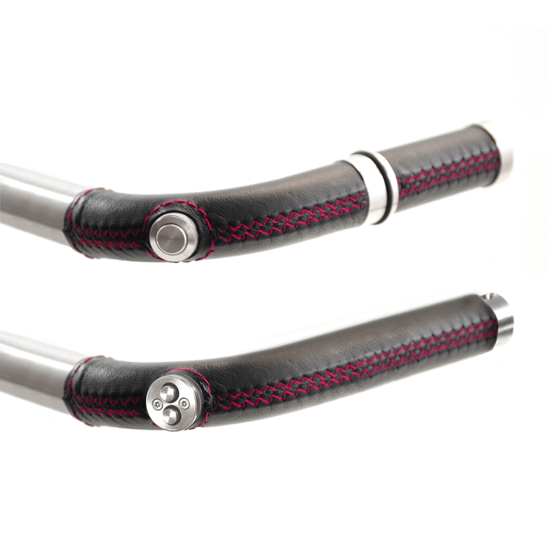 Elektro-Golftrolley-Lenker mit schwarzem Carbongriff und roten Ziernähten, Edelstahlknöpfe.