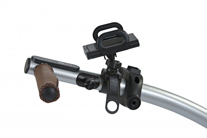 Schwarzer GPS- und Smartphone-Halter aus Kunststoff mit verstellbarer Klemme am silbernen Golf-Trolley-Bügel.