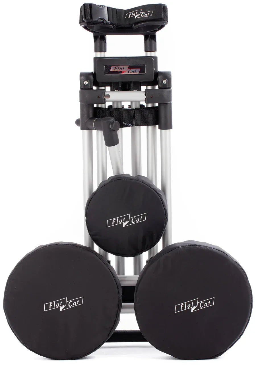 Schwarze Flat Cat Radabdeckungen für Golf-Trolley in verschiedenen Größen mit weißem Logo.