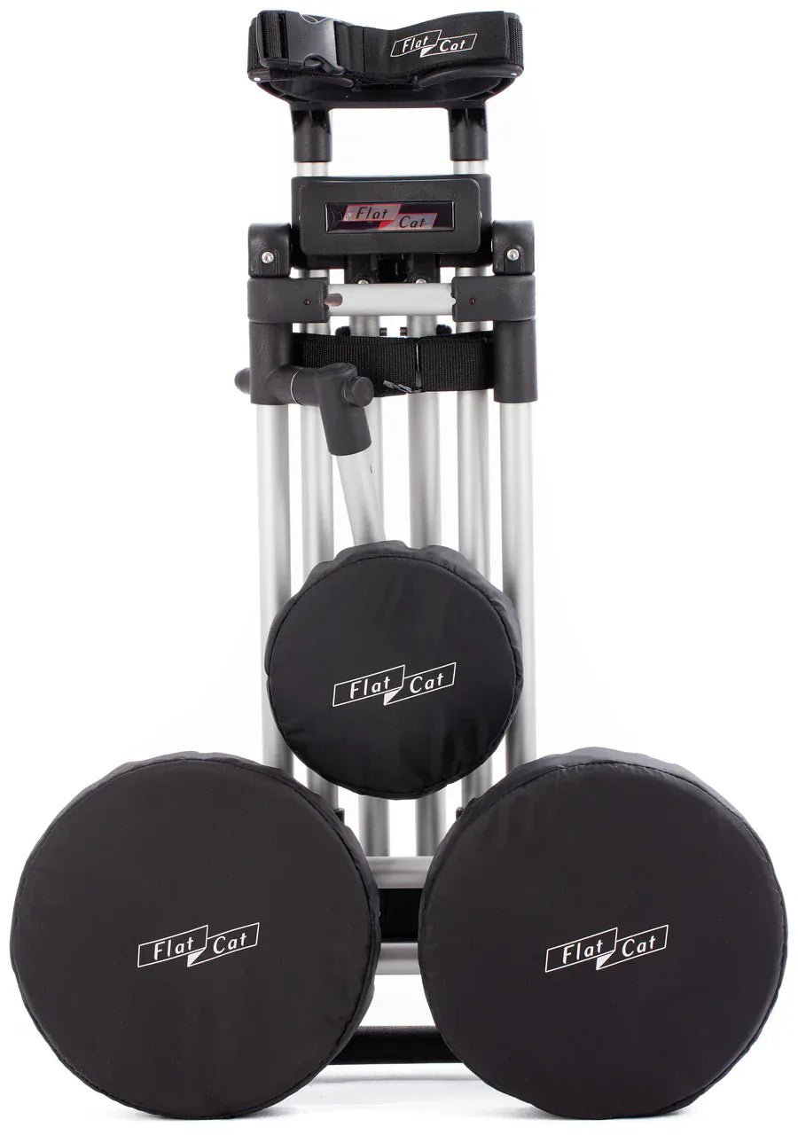 Schwarze Flat Cat Radabdeckungen für Golf-Trolley in verschiedenen Größen mit weißem Logo.