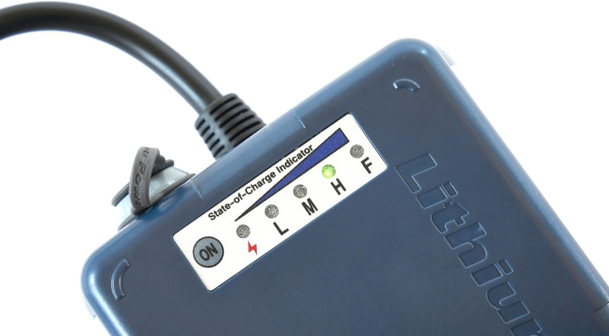 Flacher blauer Flat Cat Lithium-Eisen-Akku mit Ladeanzeige und Kabelanschluss.