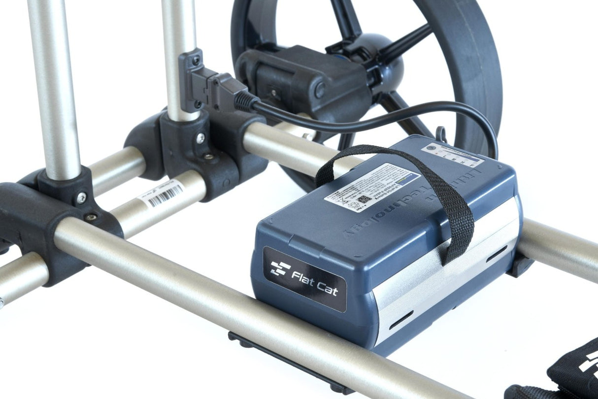 Kompakte graue Flat Cat Lithium-Eisenphosphat Akku 5,8 Ah mit schwarzem Haltegurt auf Golftrolley-Rahmen.